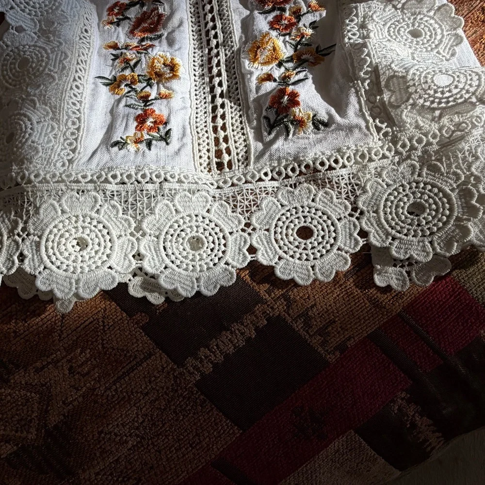 Forever 21 White Crochet Lace Blouse with Cream Trim - Picture 3 of 5